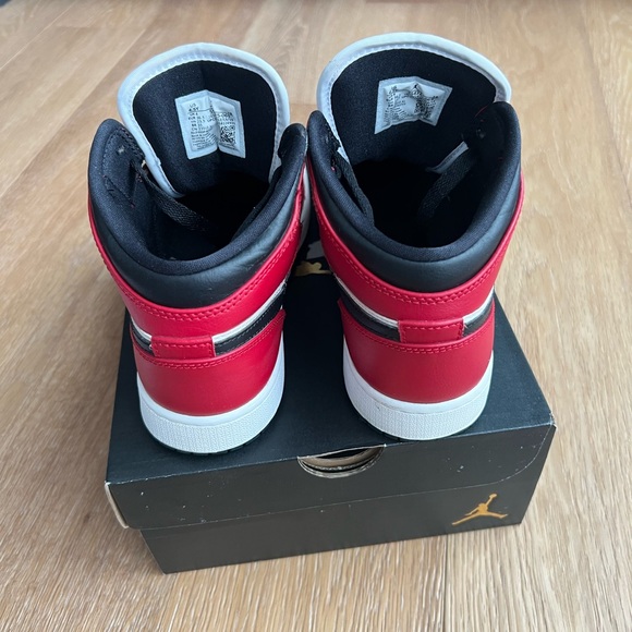 Air Jordan 1 Mid - Chicago Black Toe (GS) - Size US 4.5Y (Unisex) - Picture 4 of 14